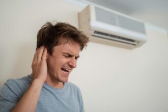 Ar condicionado silencioso: Pessoa incomodada com ar condicionado barulhento!